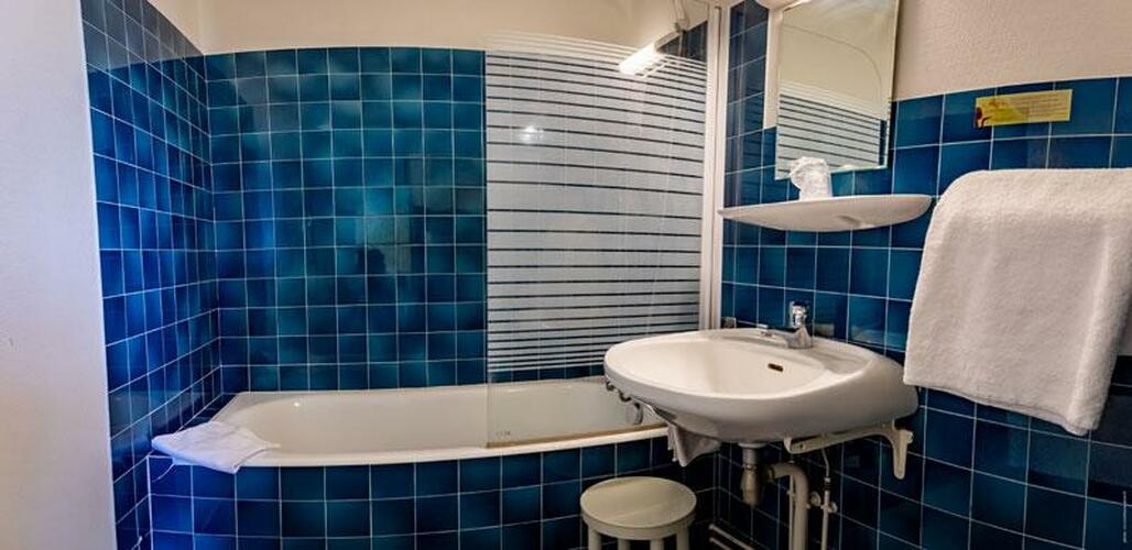 Les chambres de l'hôtel Le Boischaut ont une salle de bain privative avec douche ou baignoire